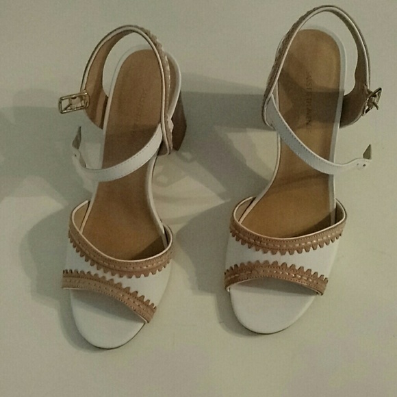 Saks Fifth Avenue White Vintage Heels - Picture 4 of 6